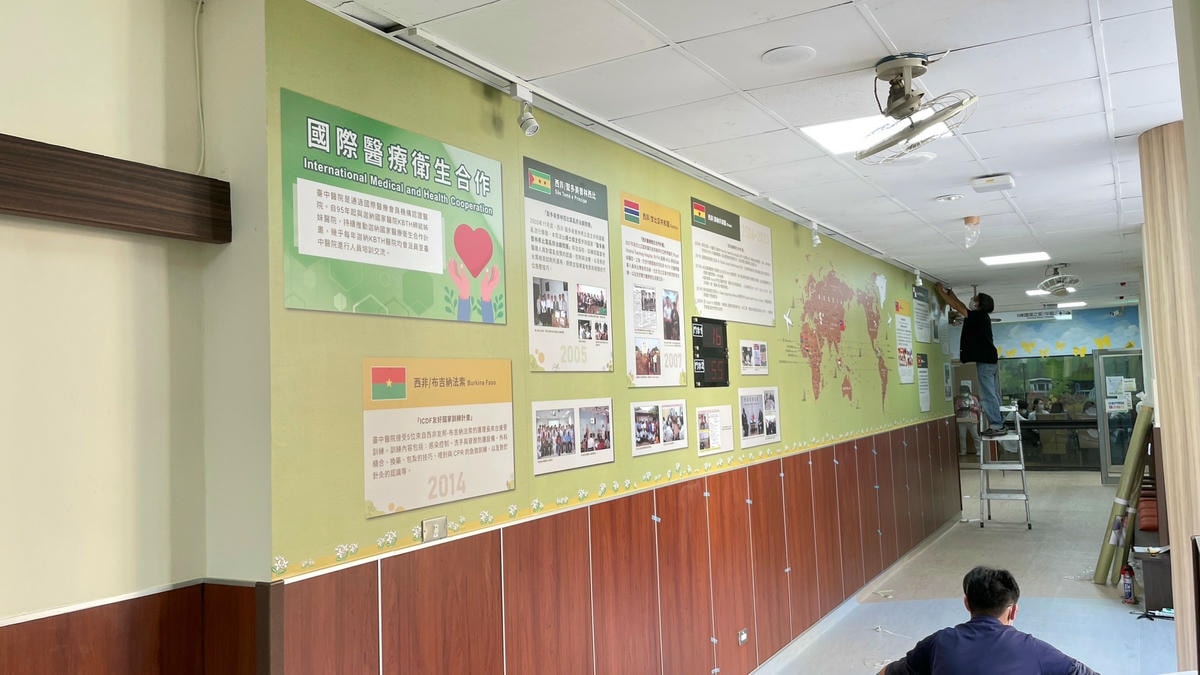 衛生福利部臺中醫院中醫廊道整體氛圍，連續燈帶與門片形成有秩序的空間感
