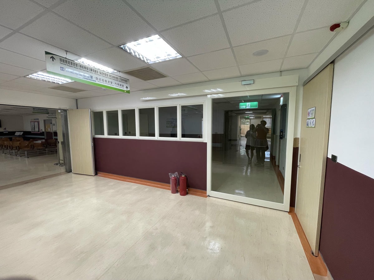 小兒科診間入口以清楚號碼與色塊辨識，便於快速導引