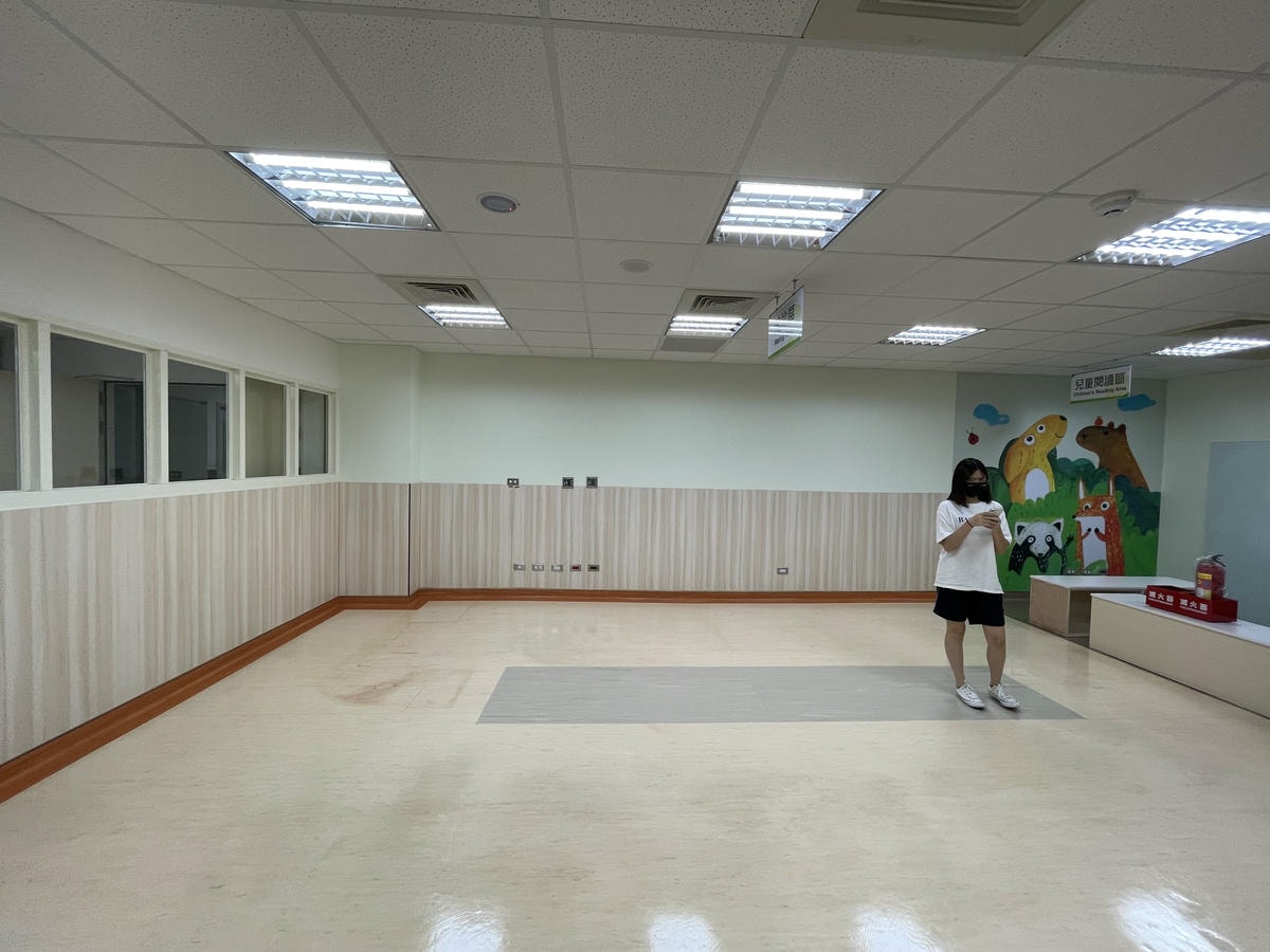 候診沙發區前的過渡空間設計，維持走道通暢與等候秩序