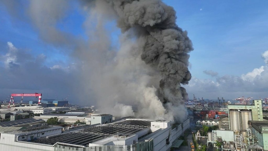 【4-1 何謂閃燃】閃燃是室內火災中最致命的一瞬間，當熱與煙累積到臨界點時，室內可燃物幾乎同時起火，整間房間瞬間被火舌吞沒。本文用一般民眾聽得懂的方式說明「閃燃是什麼、發生前有哪些徵兆」，並連結各類場所消防安全設備設置標準，幫你在設計與生活中提早避開這個死亡臨界點－各類場所消防安全設備設置標準解讀－禾裕室內裝修國際股份有限公司－一般民眾版
